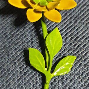Vintage Enamel Daisy Brooch